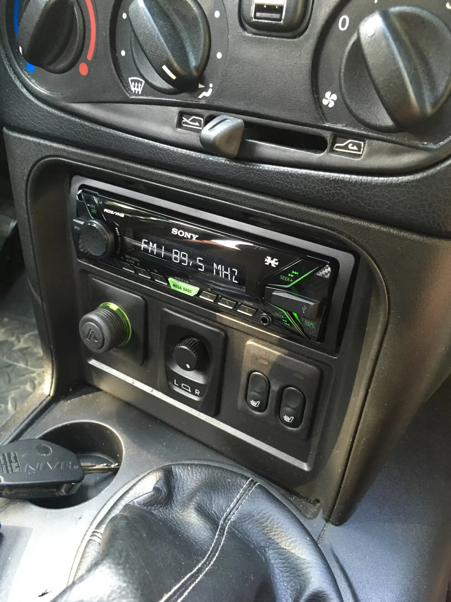 Переходная рамка для магнитолы шевроле нива. Магнитола в ниву шевроле. 2 din в ниву шевроле. Магнитола в ниву шевроле. 2 din магнитола в шевроле нива.