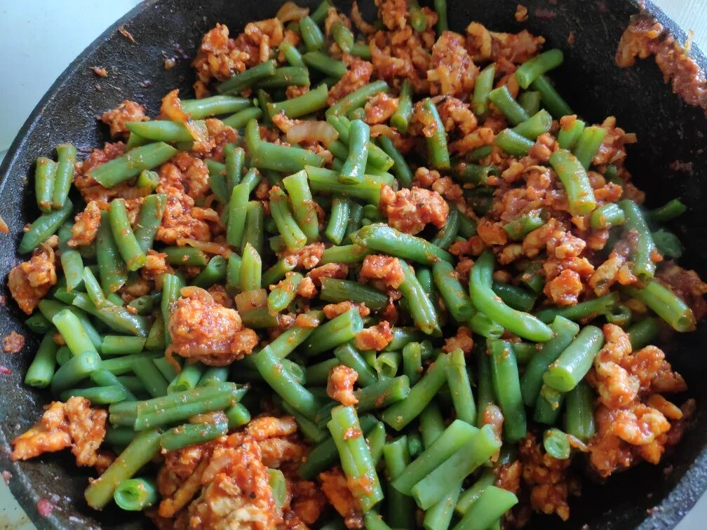 Фарш кукуруза рецепт. Стручковая фасоль с фаршем. спаржевая фасоль с фаршем. фарш со стручковой фасолью. зеленая фасоль с фаршем.