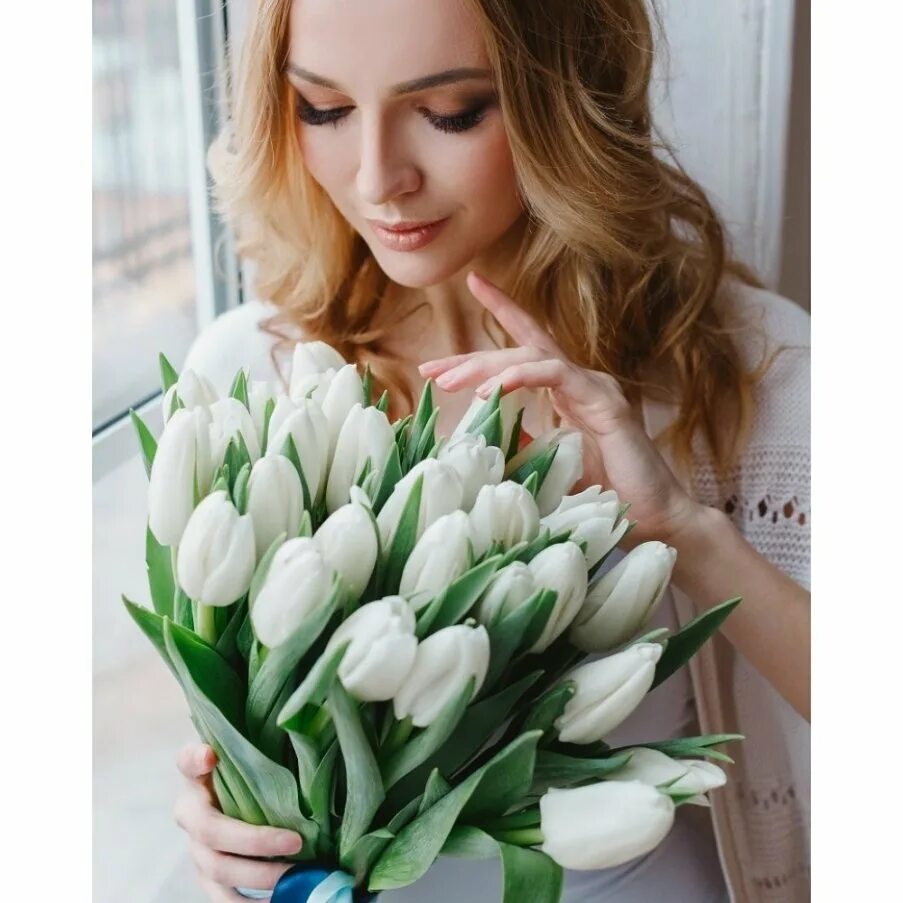 Как красиво сфоткать тюльпаны. Девушка с тюльпанами. Девушка с букетом тюльпанов. Девушка с белыми тюльпанами.