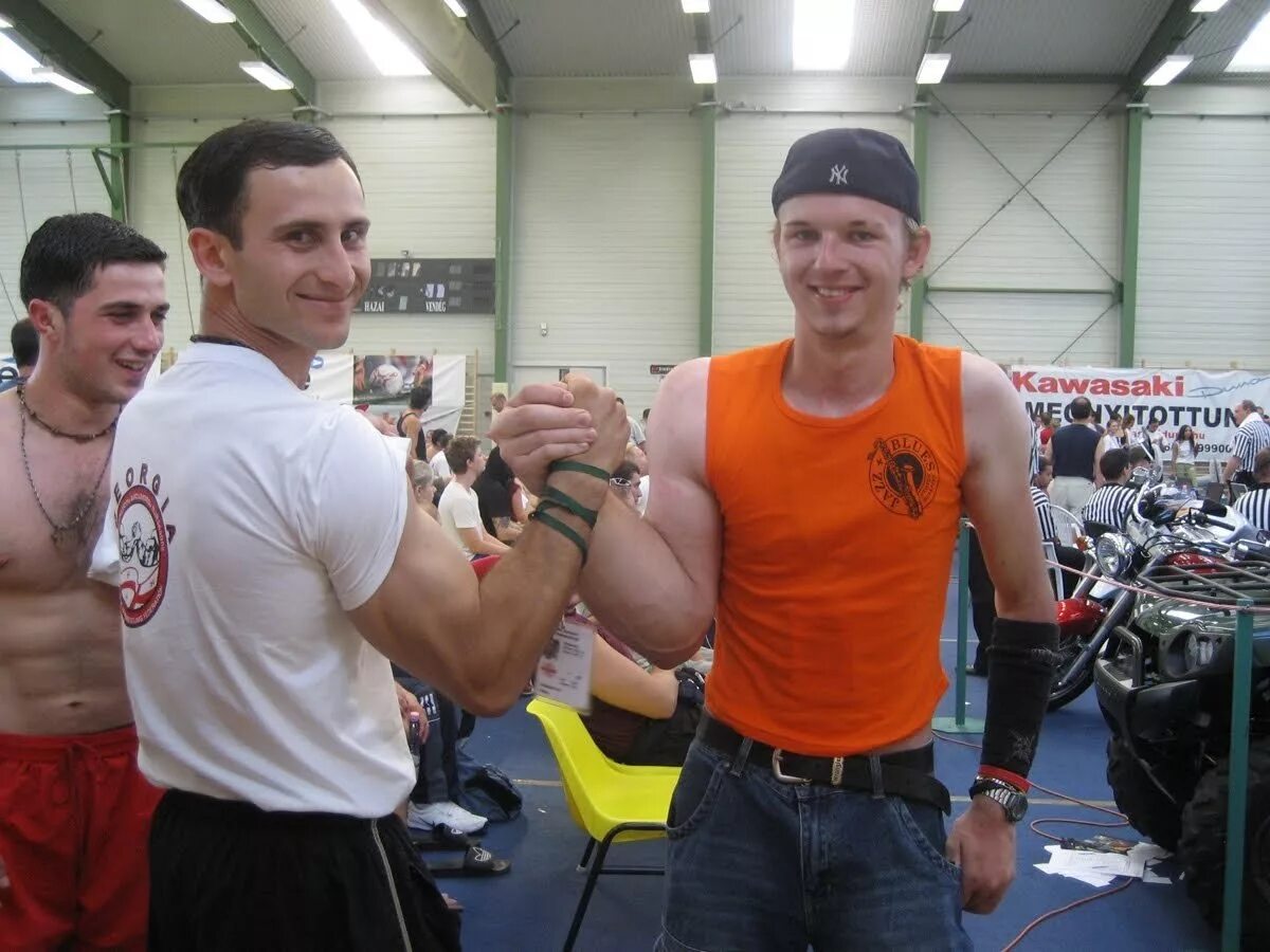 Армрестлер с большой рукой. Маттиас шлитте армрестлер. Матеуш шлитте. Матиас штилле. Армрестлер с большой рукой.