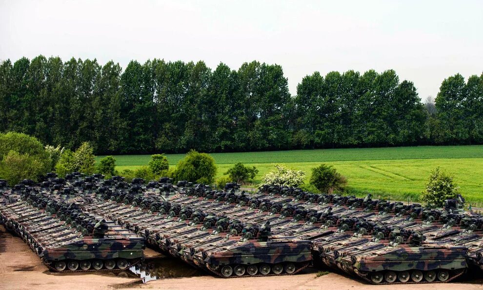 Танковая база. Кладбище танков в Германии. Кладбище танков в США. Кладбище танков РФ. США база хранения танков.