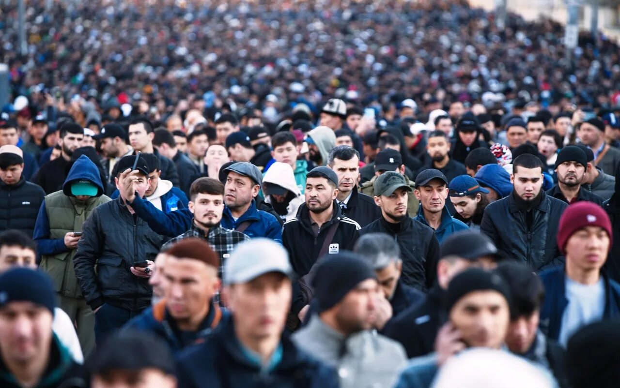 Толпа мигрантов. Толпа таджиков. Таджиков массово. Таджиков массово. Таджиков массово.