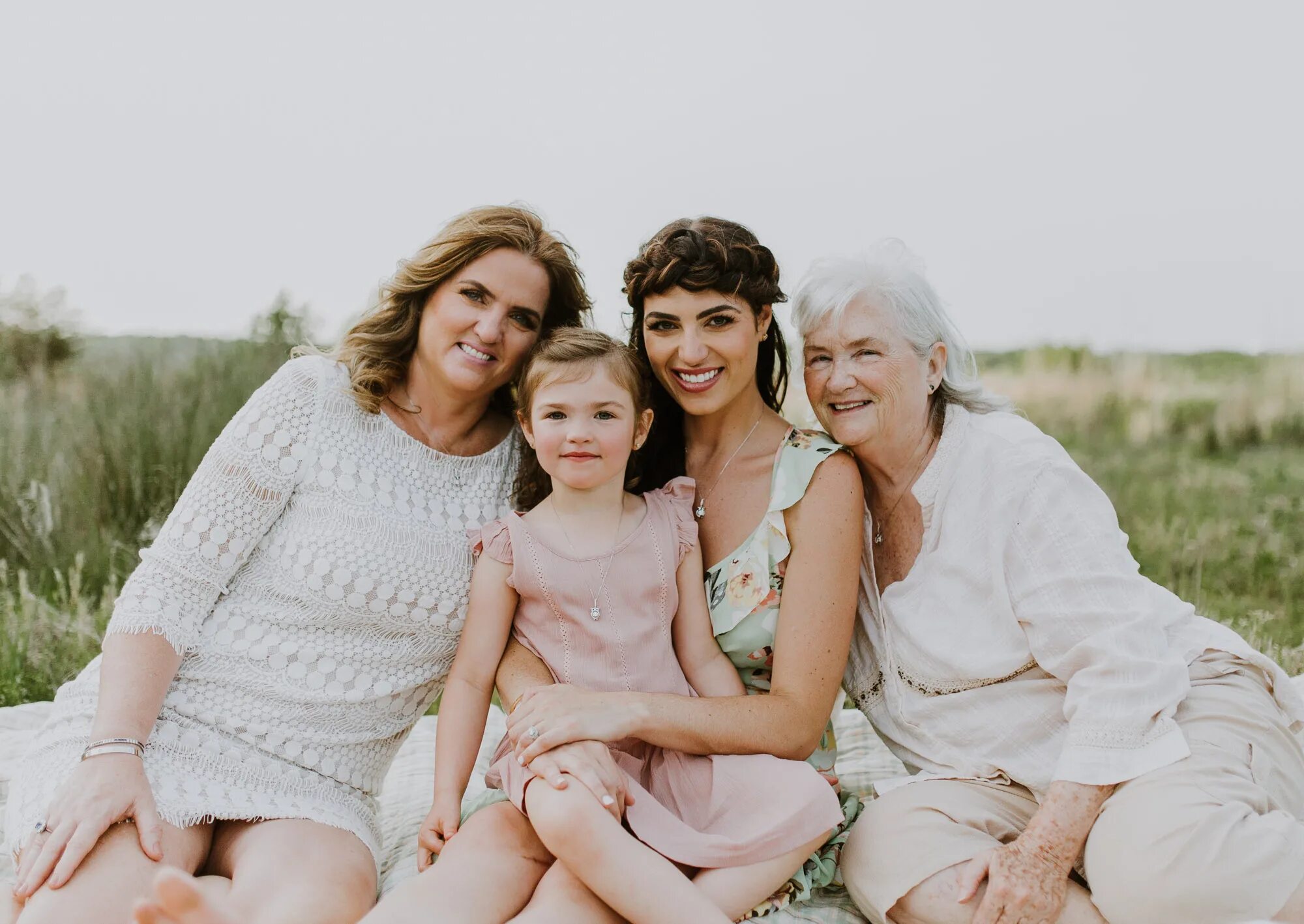 6 поколений семьи. Несколько поколений женщин. Три поколения женщин. 4 Поколения женщин. Фотосессия три поколения женщин.