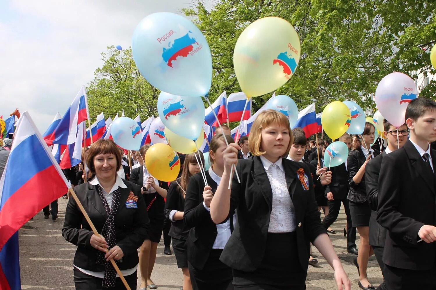 1 мая 2007. Демонстрация в школе. Школьники на майские праздники. Первомайская демонстрация в Козельске. 1 Мая в городе.