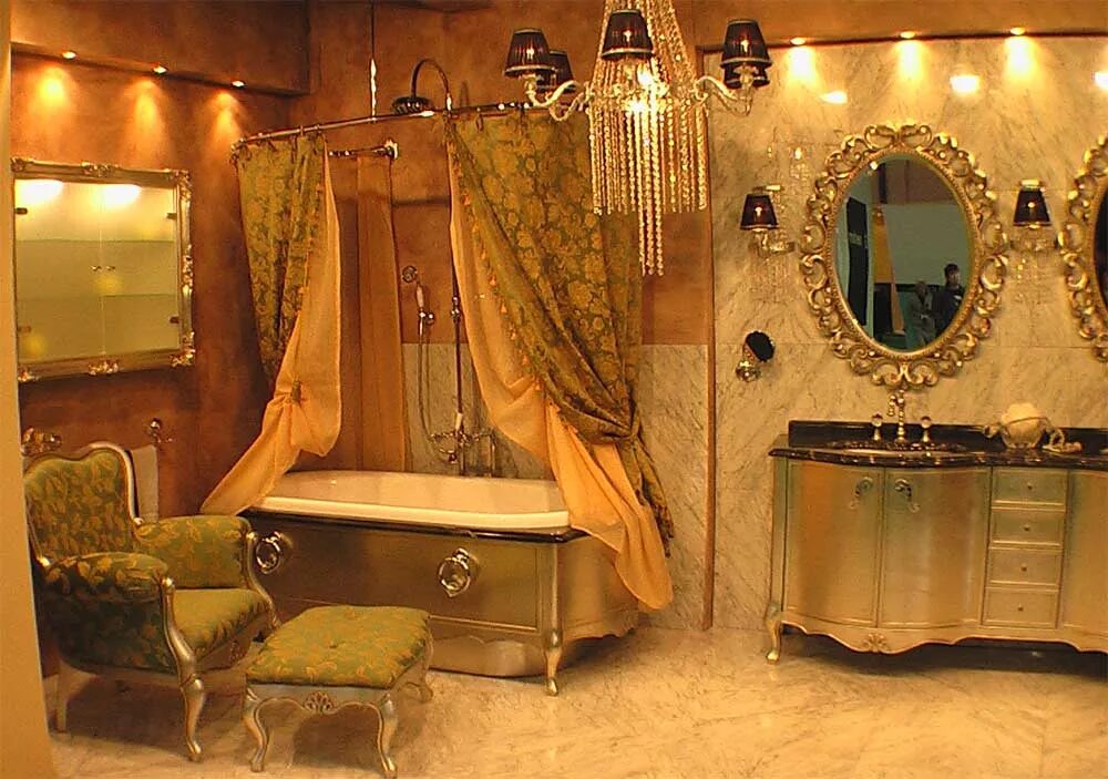 Золотая ванная. Ванная комната в цыганском стиле. Ванная комната золото. Золотистая ванная комната. Золота ванна комната