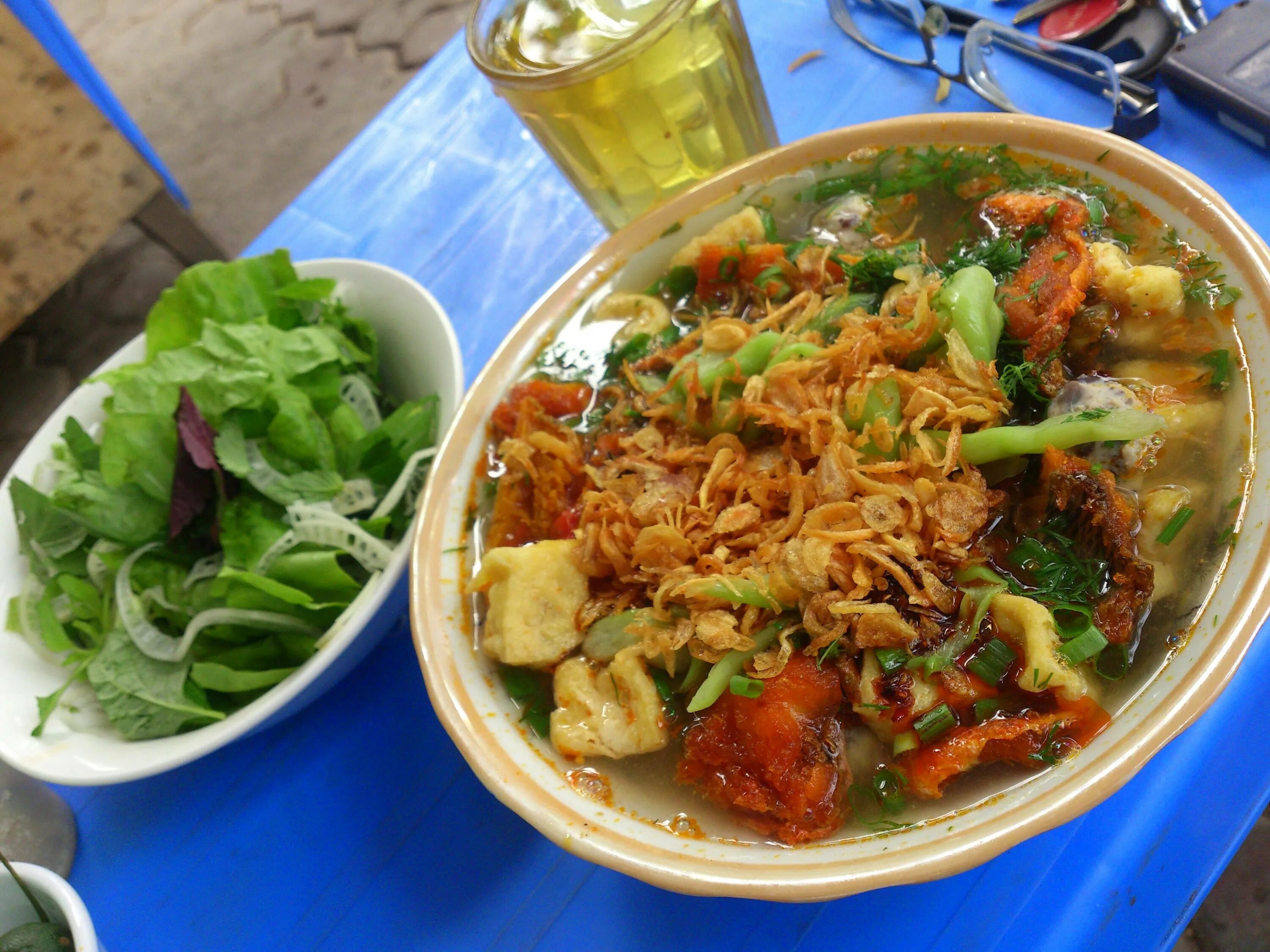 Ханой еда. Hanoi Вьетнамская кухня Кинг. Вьетнам Ханой еда. Комбо вьетнамское блюдо. Вьетнамская уличная еда.