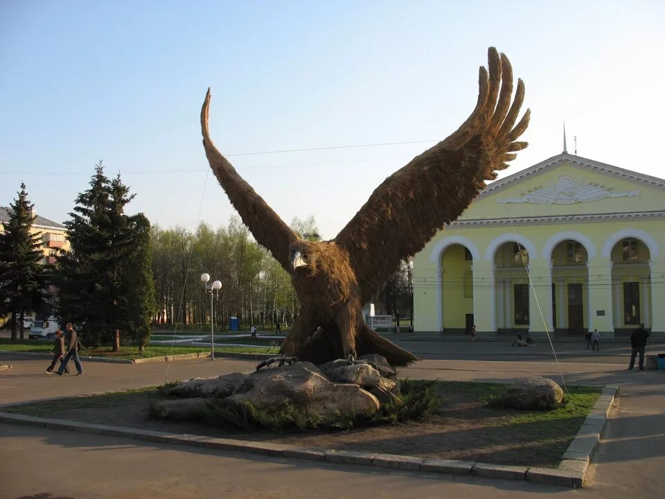 Памятник орёл Старая Русса. Парк Победы Орел. Ташкентский Орел. Орел в городе Орел. Орел крошка