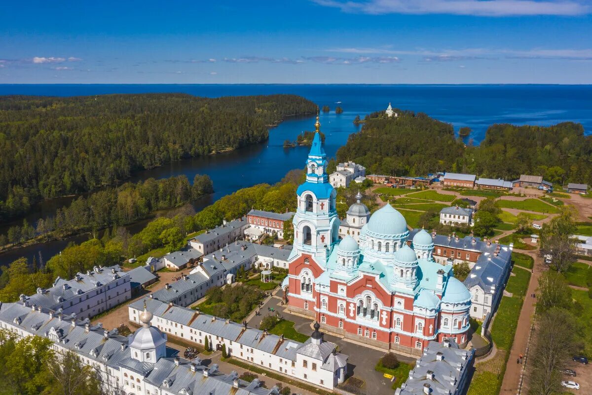 Остров сортавала. Валаамский Спасо-Преображенский монастырь. Валаамский Спасо-Преображенский монастырь в Карелии. Метеор Сортавала Валаам. Свято Преображенский монастырь Валаам.