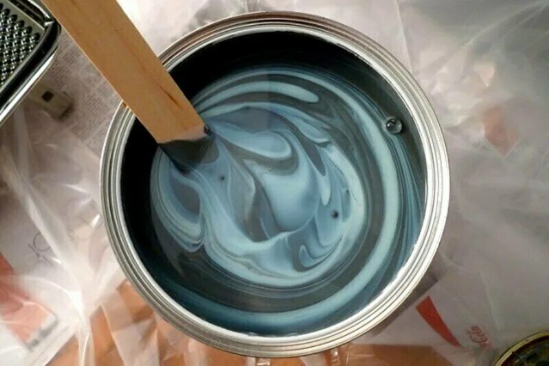 Добавляем пигмент в краску. Перемешивание краски. Смешивание краски с колером. Размешивание водоэмульсионной краски. Мешать краску.