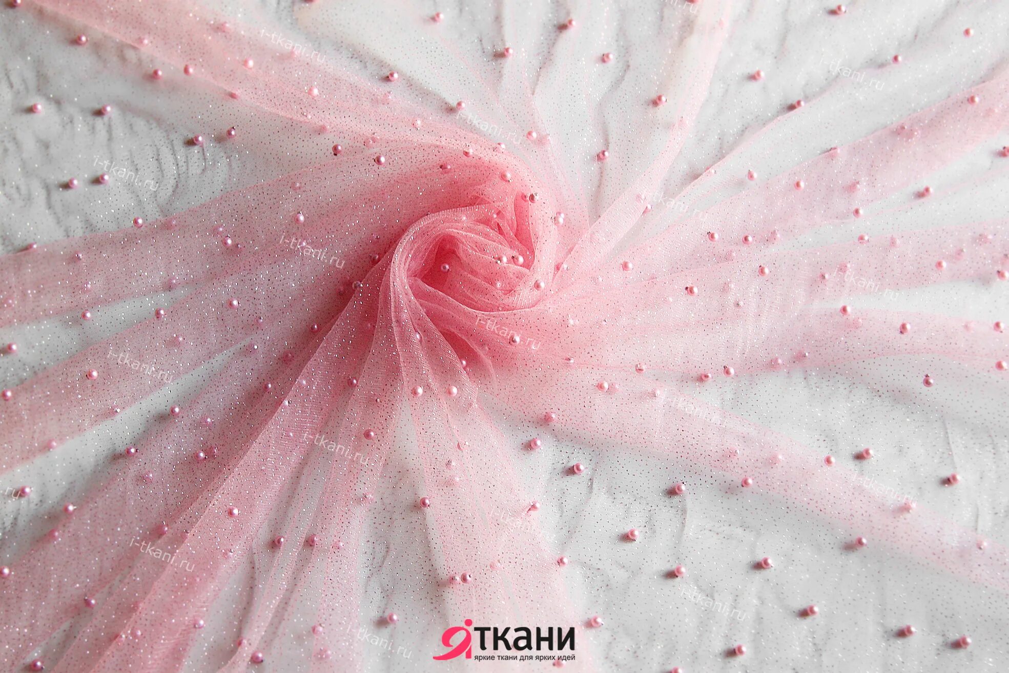 С ткани сыпятся блестки