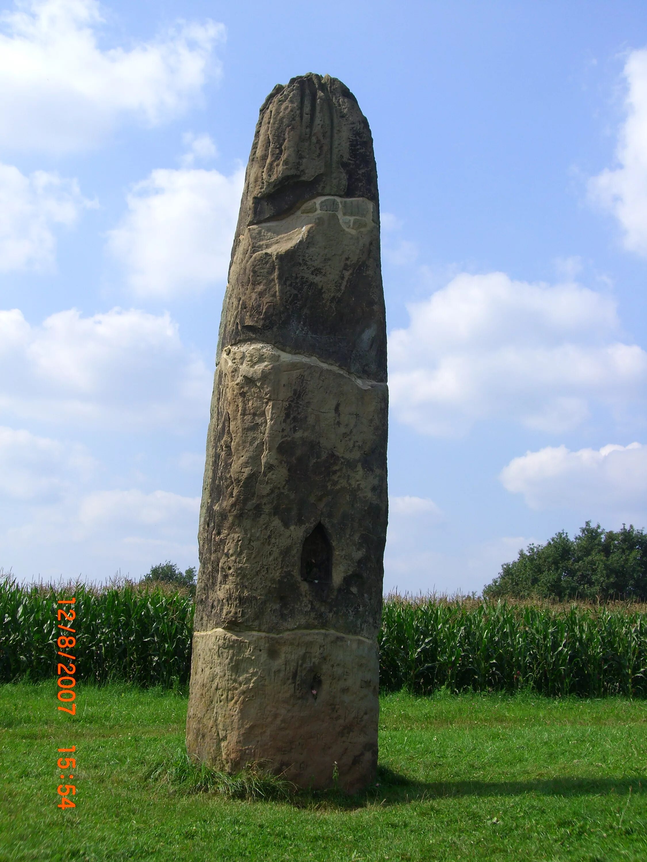 менгиры неолит. менгир что это такое. мегалитическая архитектура менгиры. мегалиты менгиры. менгир шан-долан бретань.