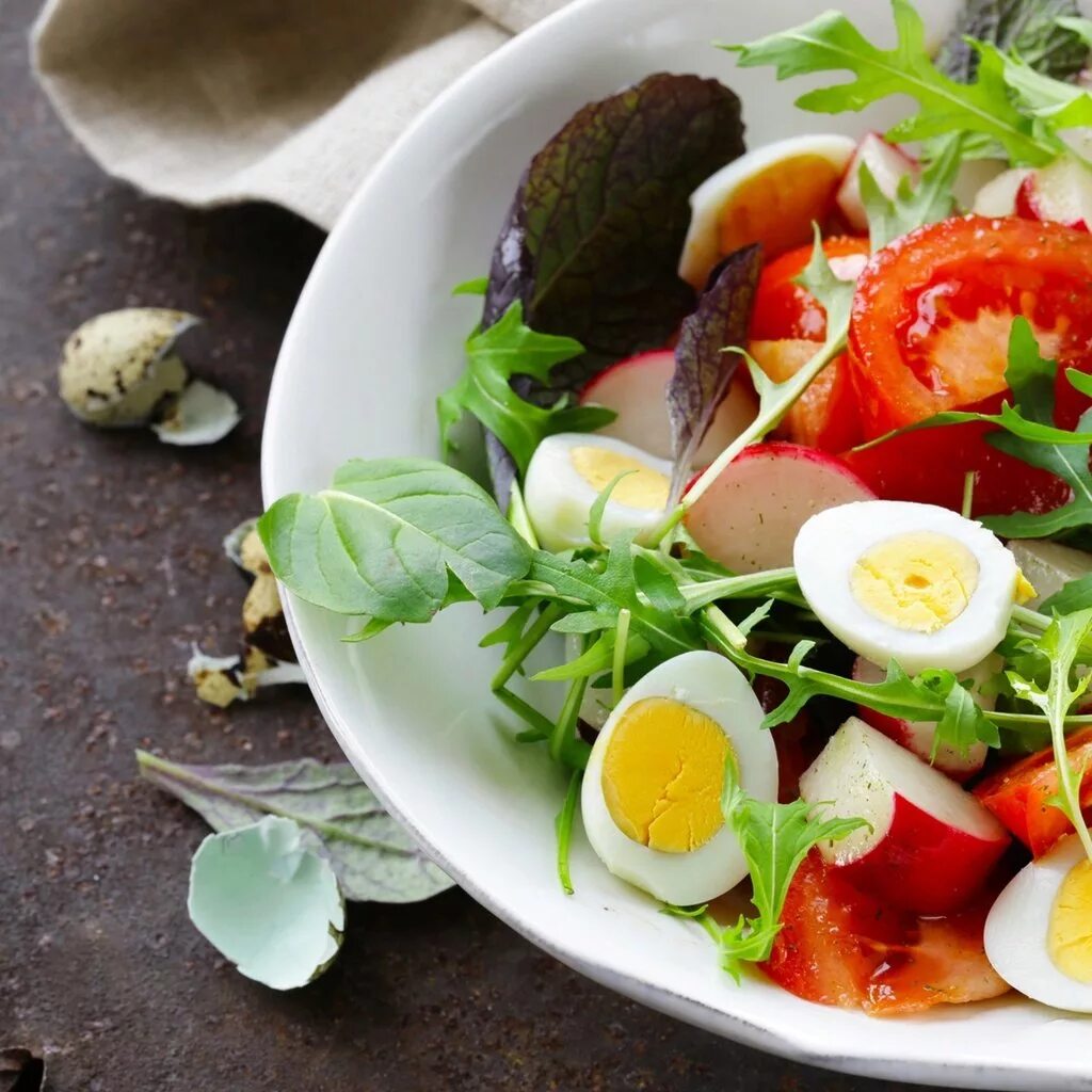 Салат руккола редис. Овощной салат с яйцом. Андалузский овощной салат. Яичница и овощной салат. Салат с овощами и яйцом