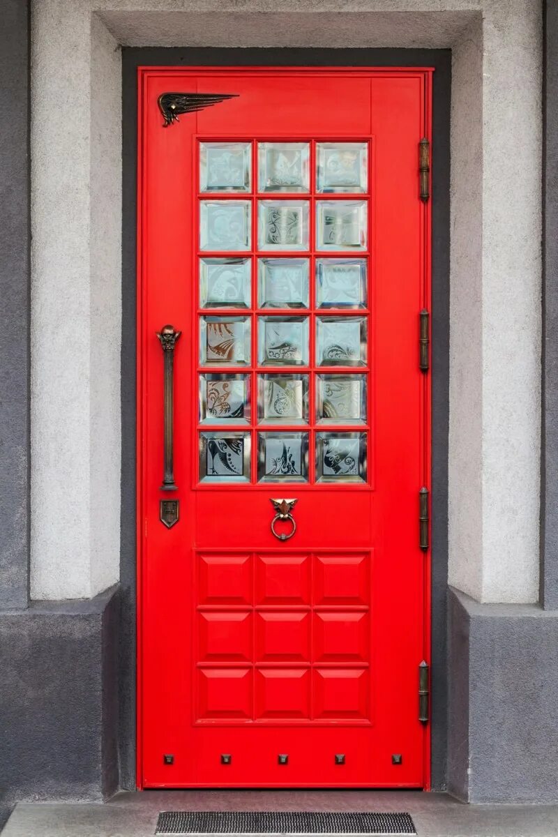 Красная дверь. Красная межкомнатная дверь. Красная входная дверь. Красная железная дверь входная.