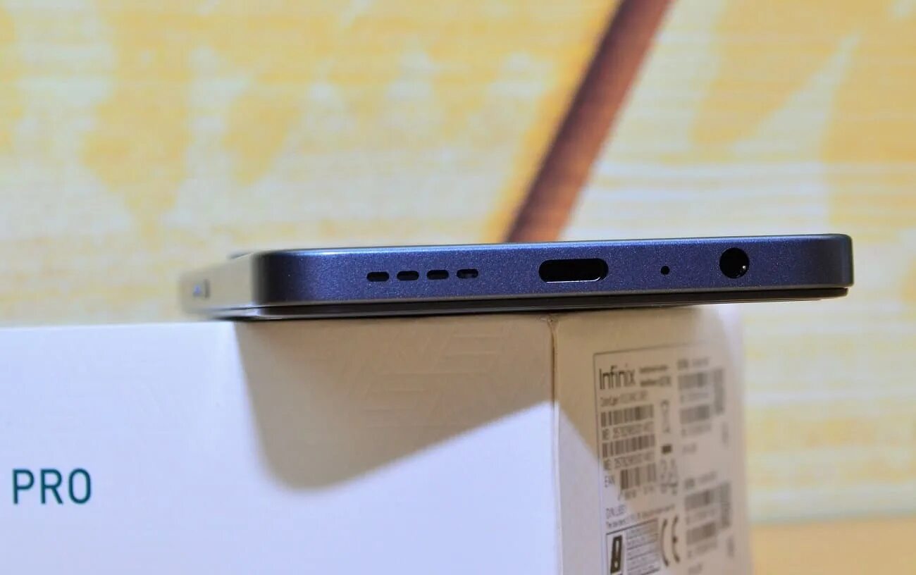 Infinix note 12 8 256gb. Infinix note 12 pro сбоку.