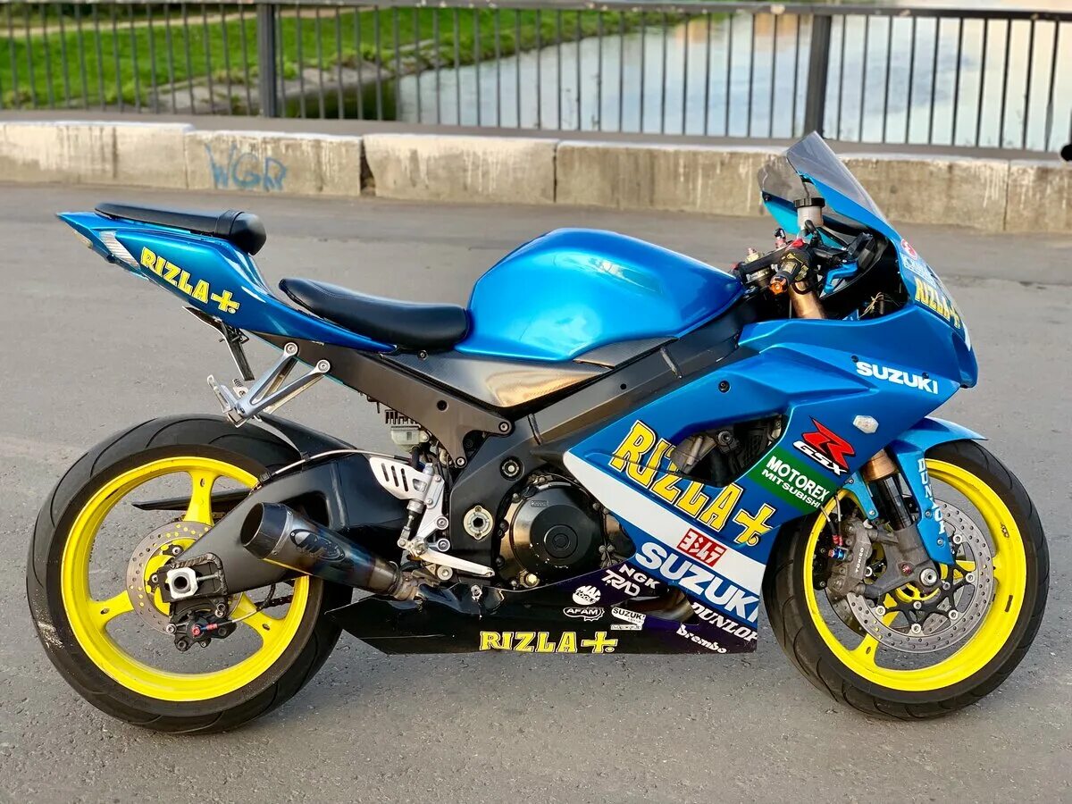 Купить сузуки 1000. Suzuki GSX-R 1000. Suzuki GSX-R 1000 2006. Сузуки джиксер 1000. Suzuki GSXR 1000 желтый.