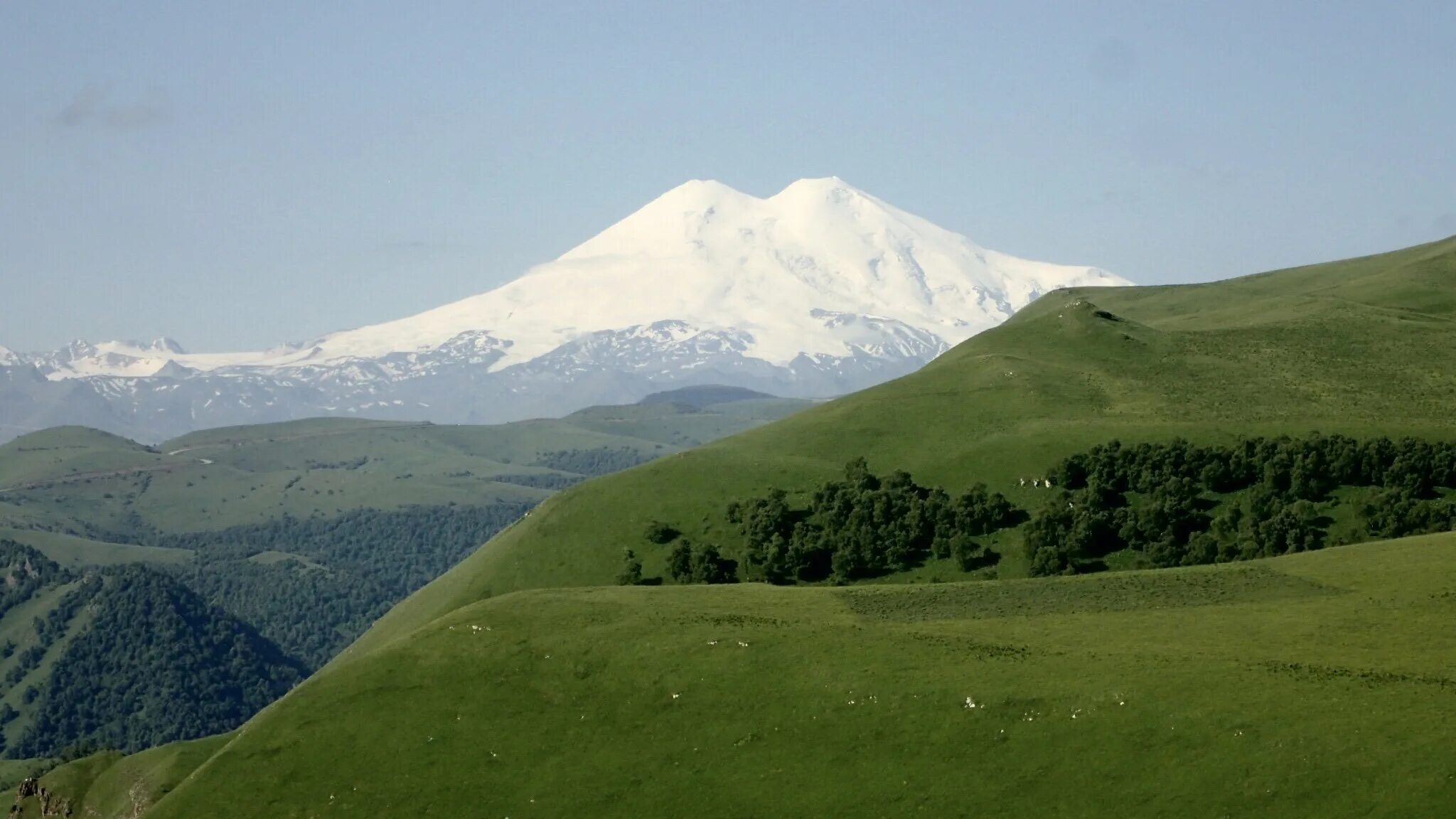Подножие горы эльбрус. Кисловодск горы Эльбрус. Казахские горы Эльбрус. Кабардино-Балкария 100л. У подножия Эльбруса.