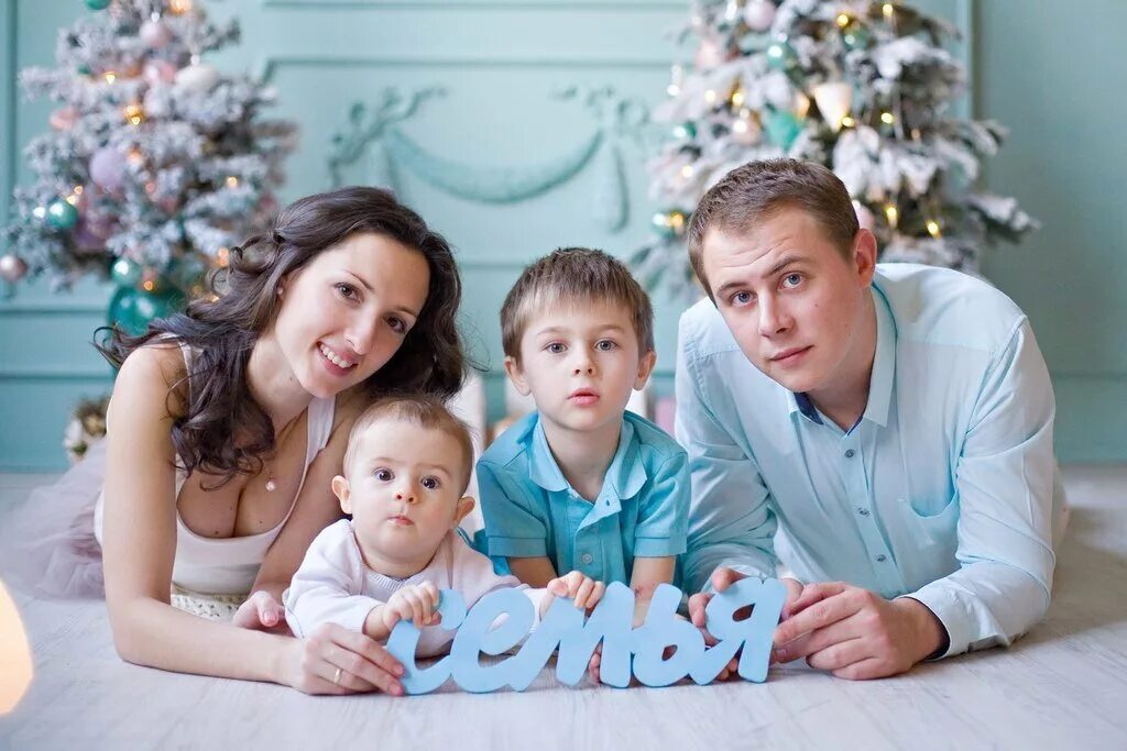 семейная фотосессия в студии идеи. фотостудия семейное фото. студии екатеринбурга для фотосессии новогодние.