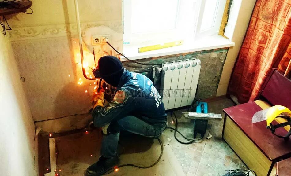 Сварка деталей. Ремонт теплосетей. Сварщик и электросварщик. Жкх работа сварщик. Сварщик.