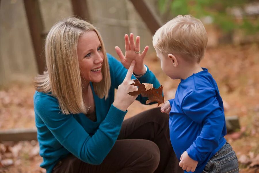 Эмоциональное поведение родителей. Дети с нарушением слуха.. Глухие и слабослышащие дети. Общение детей. Сурдопедагог.