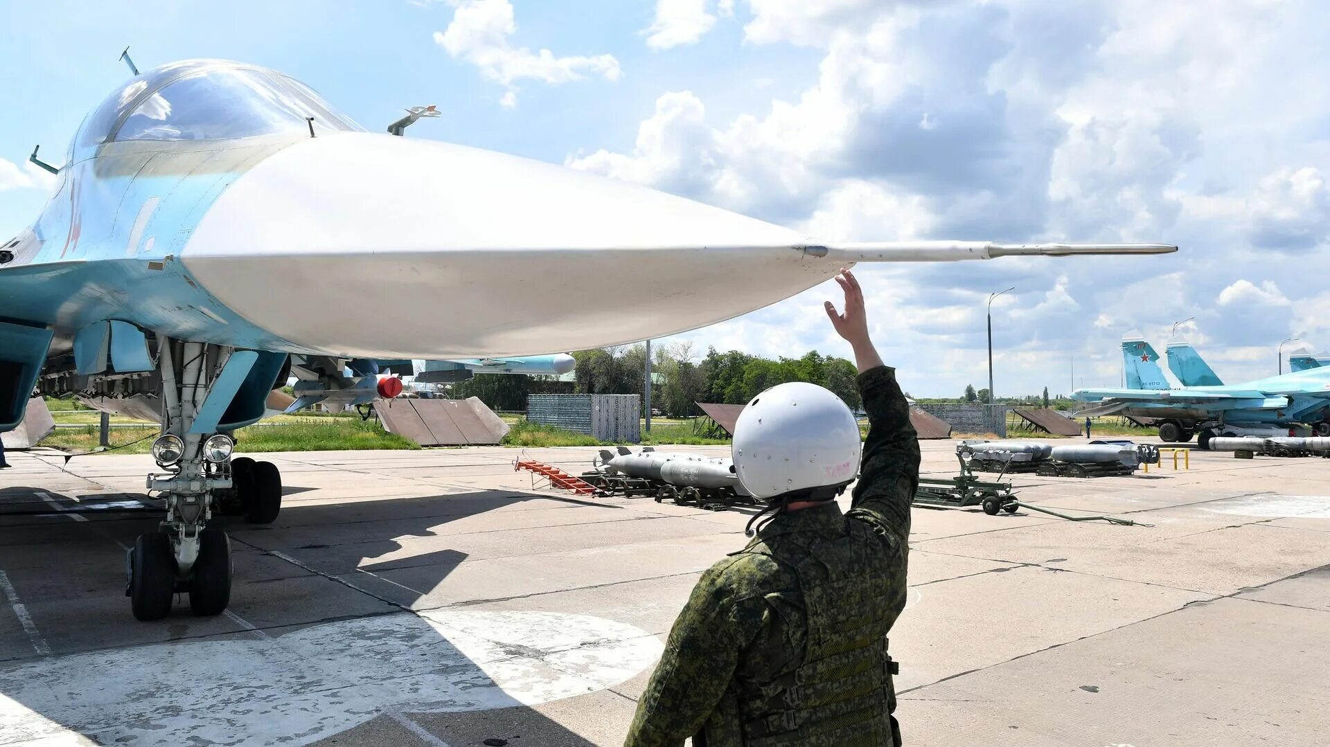 Новости истребители. Су-34 ВКС. Су 34 авиасалон Макс. Су 34 на аэродроме. Истребители России.