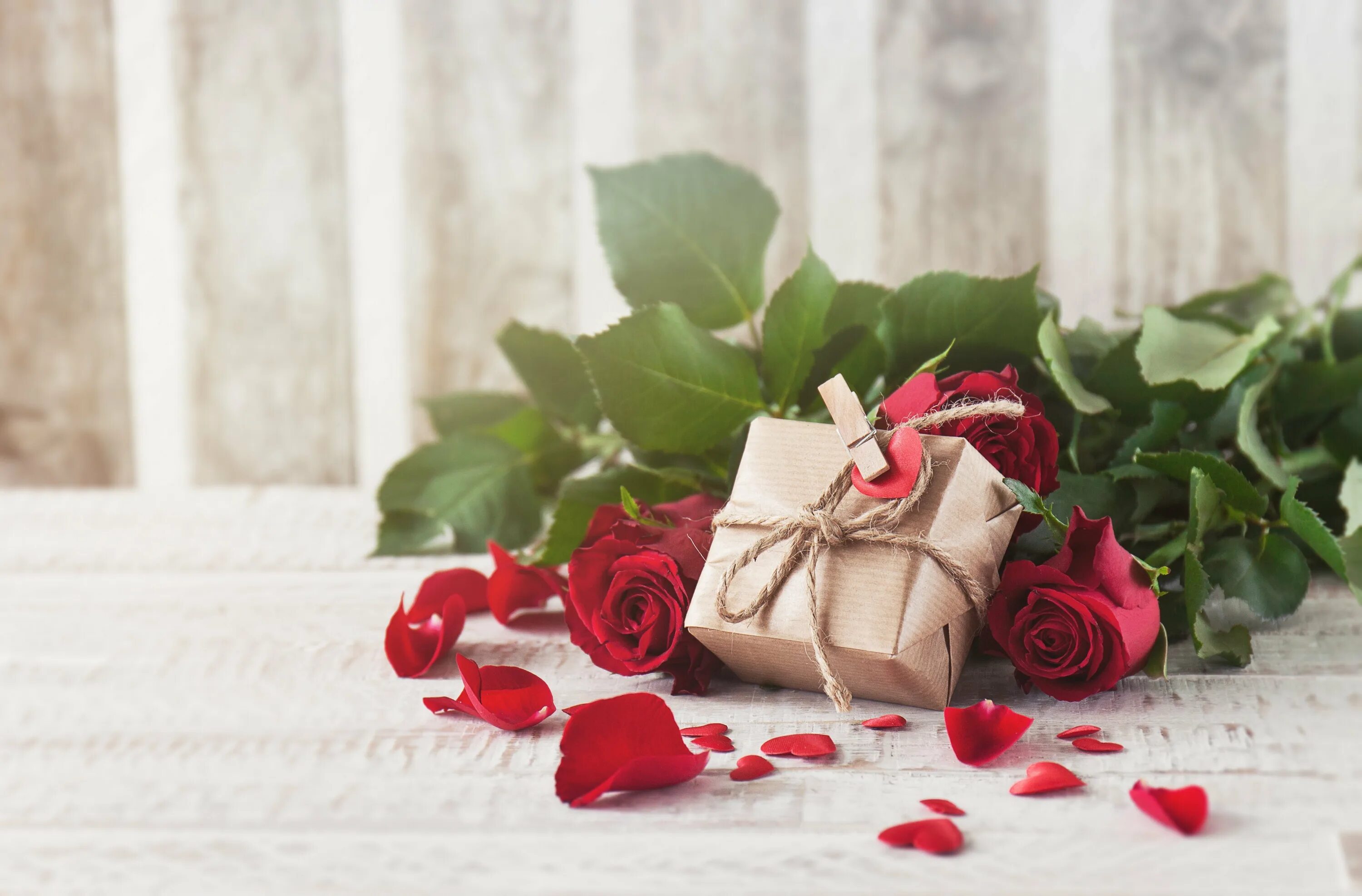 С днем рождения любимая красивая проза. Цветы в подарок. Красивый букет в подарок. Подарок с цветами. Букет роз и подарок.