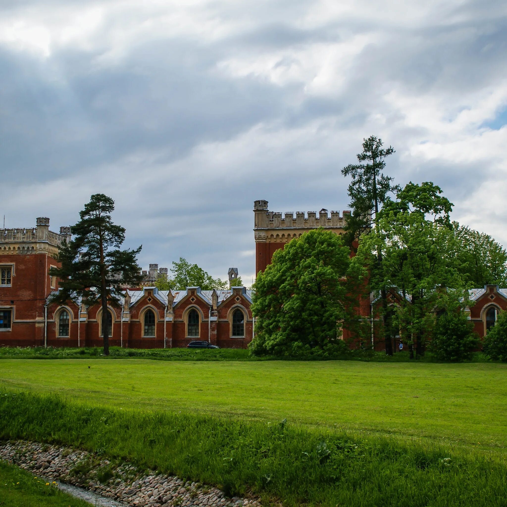 Александрия петергоф конюшни. Императорские дворцовые конюшни петергоф. Императорские дворцовые конюшни петергоф. Готические дворцовые конюшни петергоф. Дворцовые конюшни в петергофе.