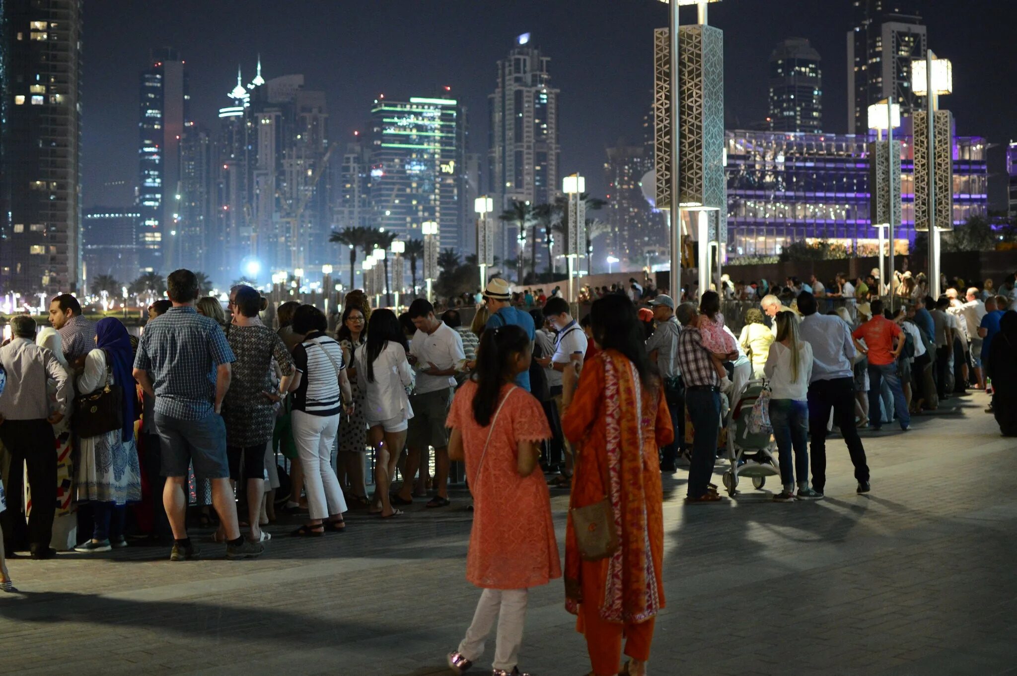 Дубай люди. Объединенные арабские эмираты население. Население Дубая 1980. Население Дубая 2022. Дубай население численность 2000.