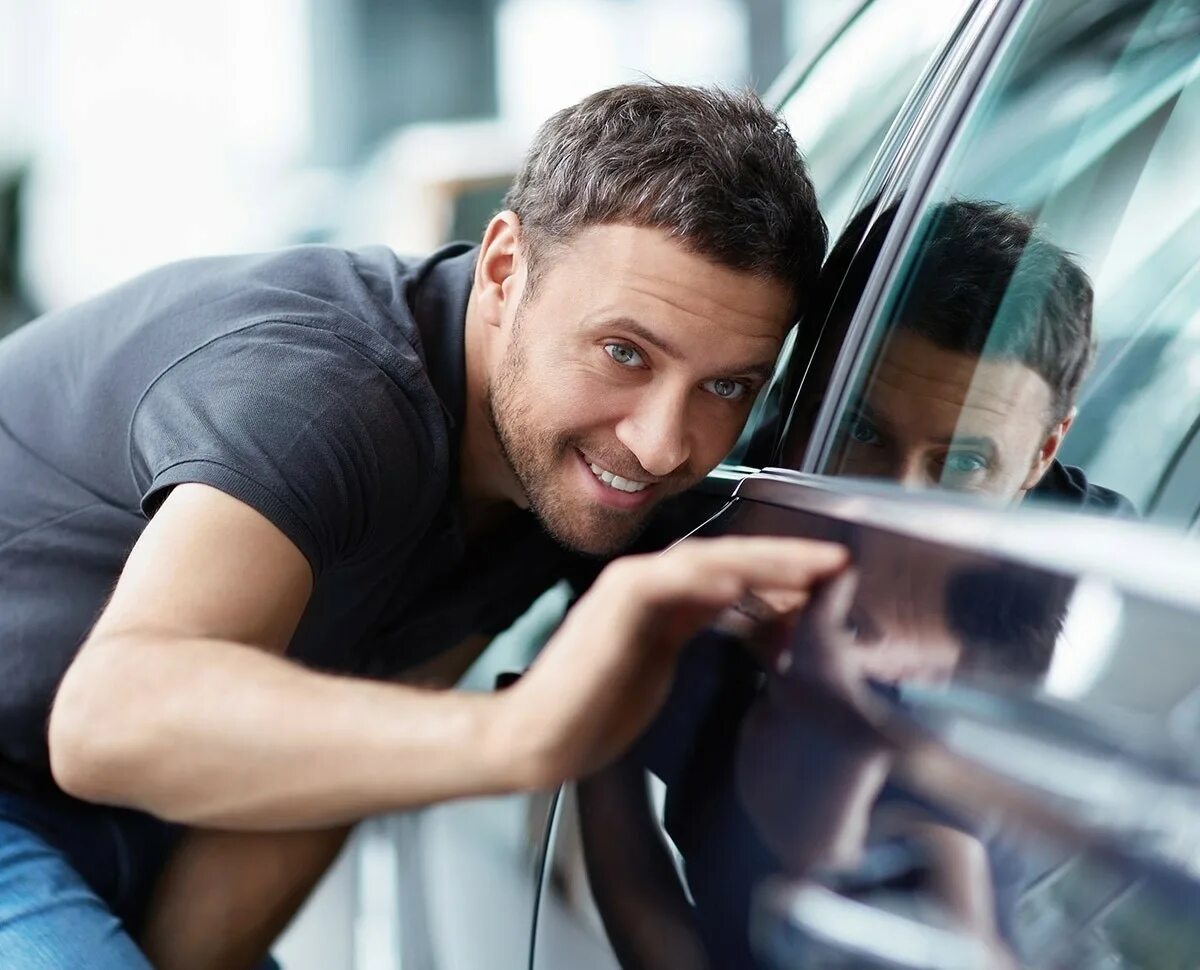 Бизнес на своем автомобиле. Курьер на машине. Семейный автомобиль. Водитель экспедитор. Люди в автосалоне.