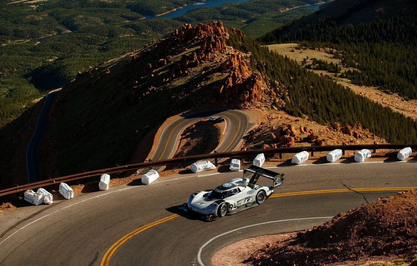 4 гонки на трассах. Пайкс пик гонка. Volkswagen i.d. r Pikes Peak. Подъем Пайкс пик. Pikes Peak трасса.