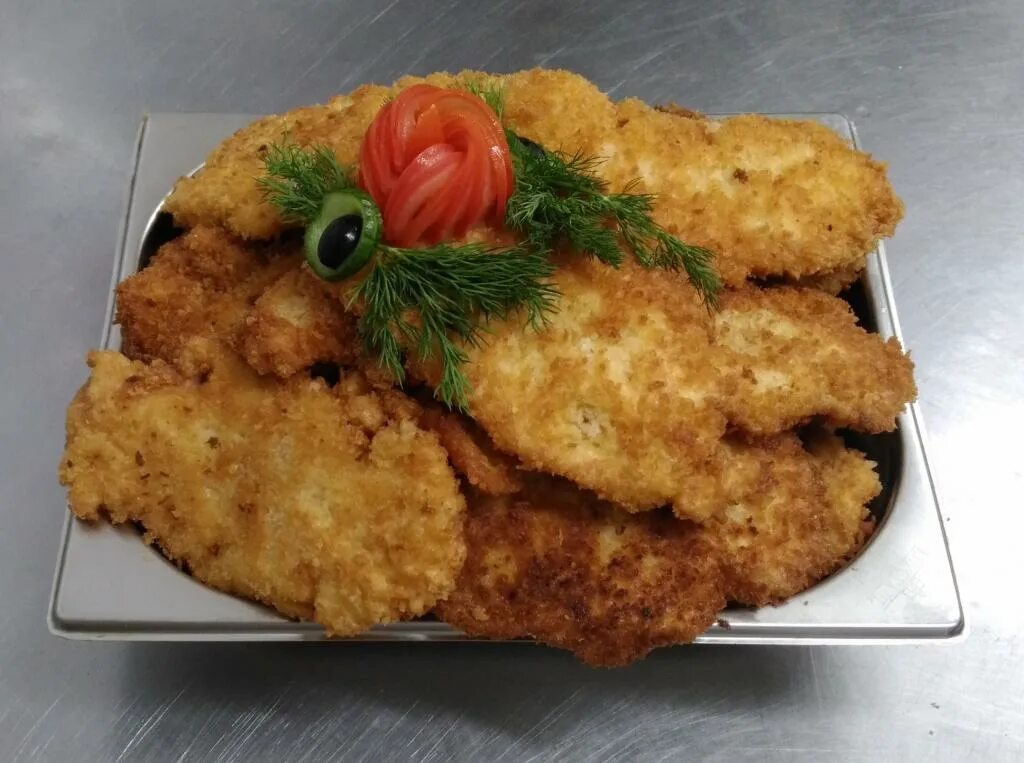 Куриные отбивные в панировочных сухарях. Шницель из филе курицы. куриное филе в панировке. куриное филе в сухарях. куриные грудки в панировке.