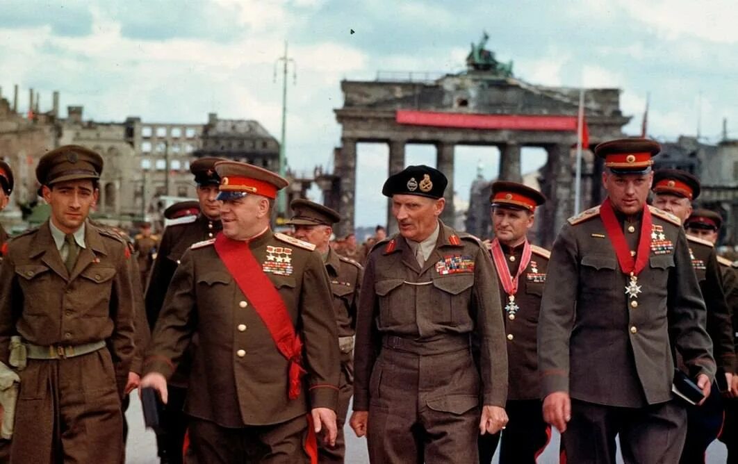 Песни союзников. Рокоссовский Жуков Монтгомери Берлин. Маршал Жуков Берлин 1945. Жуков, Рокоссовский, Монтгомери. Берлин, 1945 год.. Жуков и Монтгомери в Берлине.