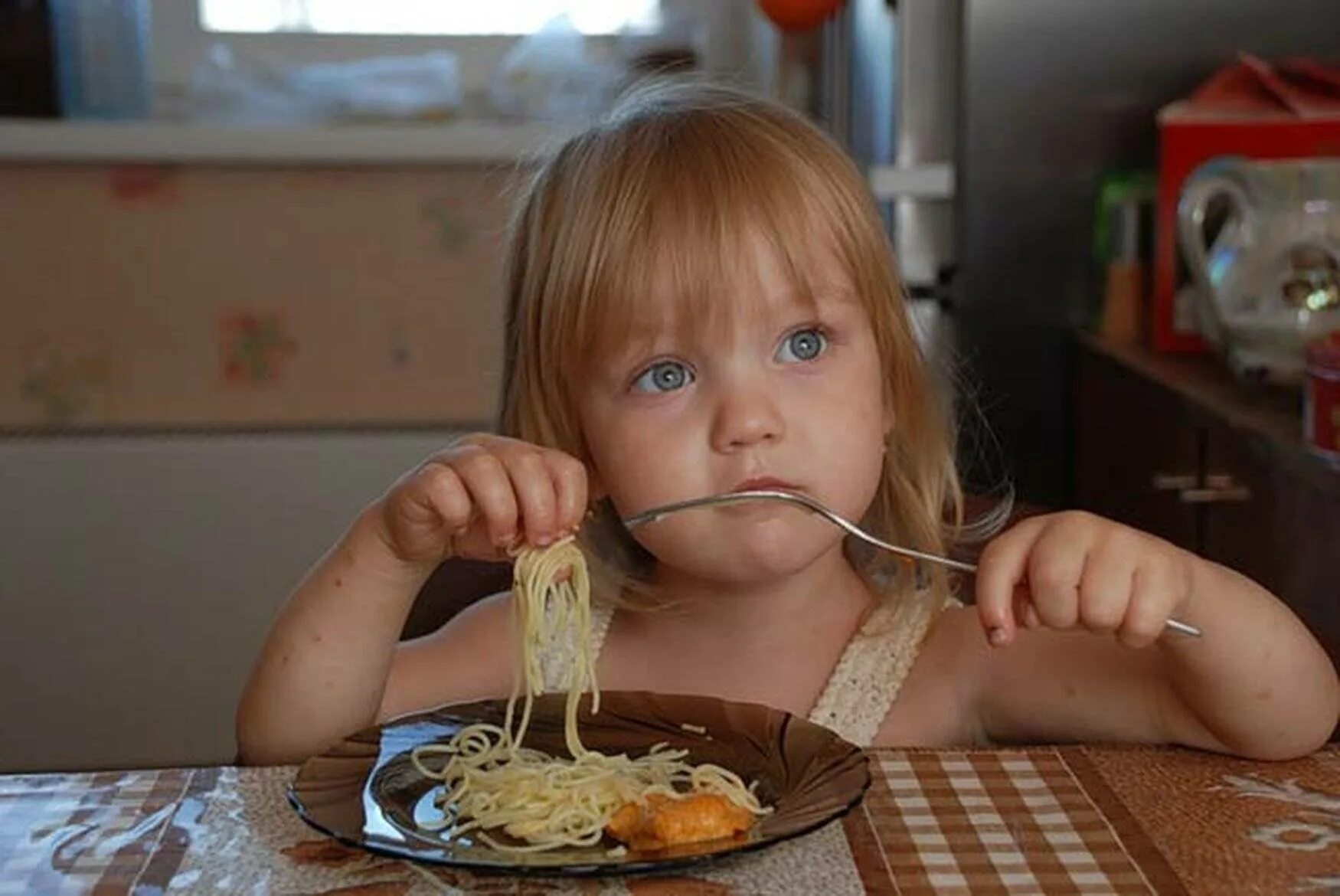 Есть. Маленькая девочка кушает. Девочка не хочет есть. Дети которые плохо едят. Девочка ест лапшу.