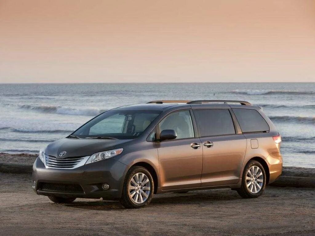 Недорогие семейные автомобили. Toyota Sienna. Toyota Sienna 2018. Minivan Toyota Sienna. Тойота Сиенна Лимитед.