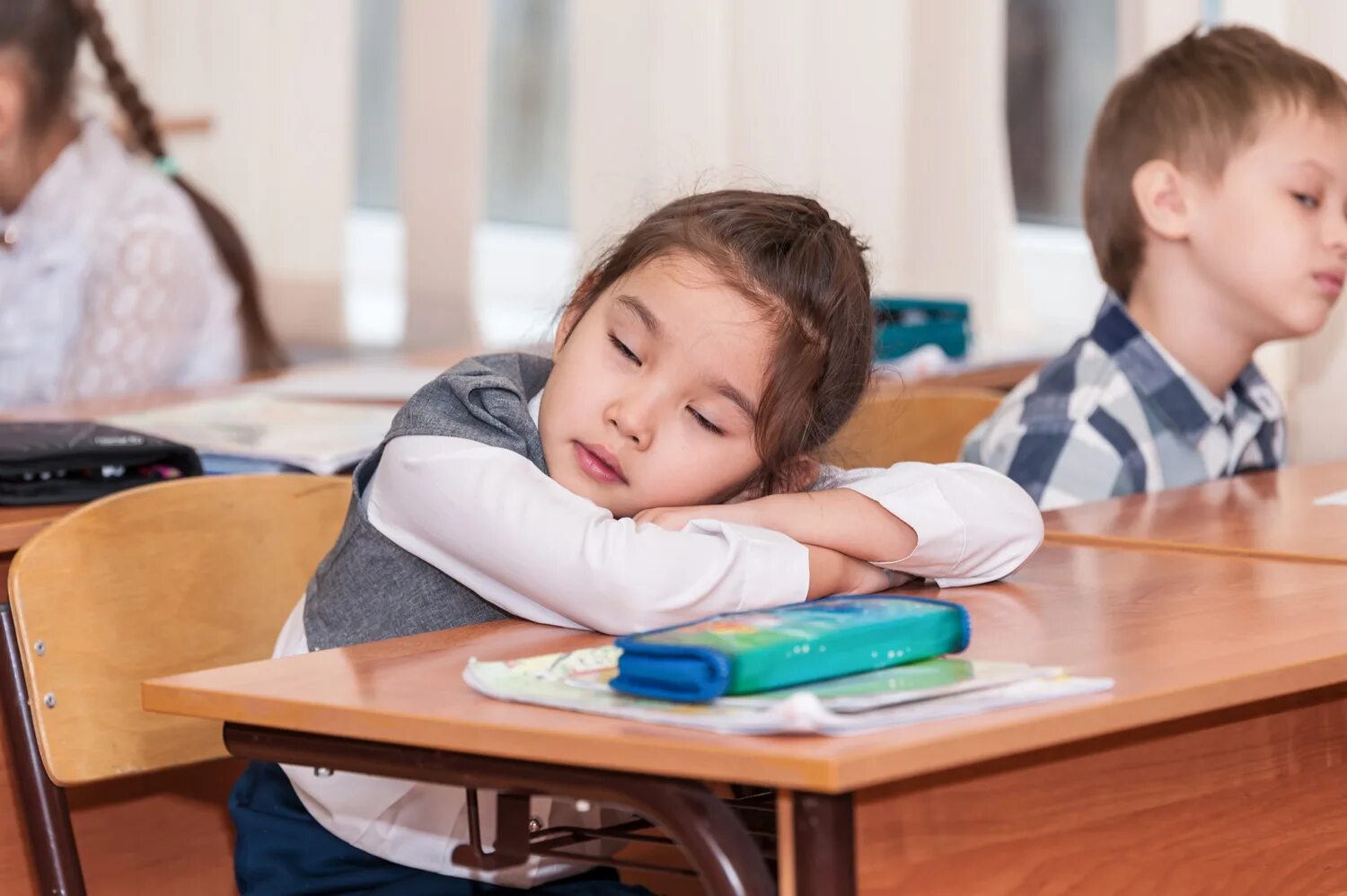 Дети спят в школе. Дети на уроке. Ученик за партой. Школьники за партой.