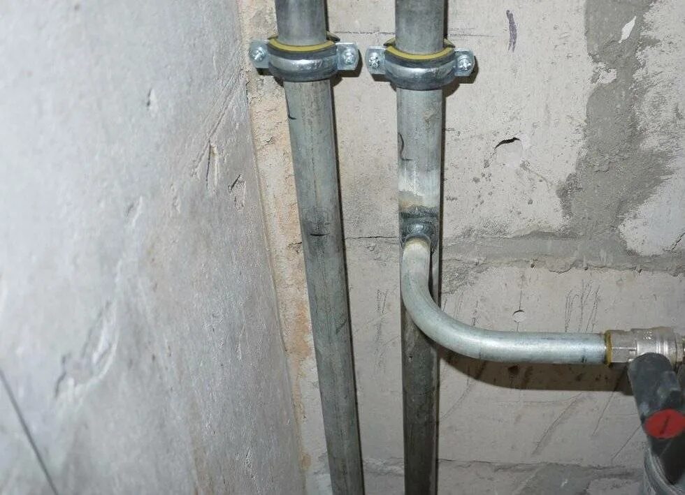 Крепление водопроводных труб. Металлические трубы для водопровода. Металлические трубы для водопровода в квартире. Металлические трубки водоснабжения. Меняют стояк холодной воды