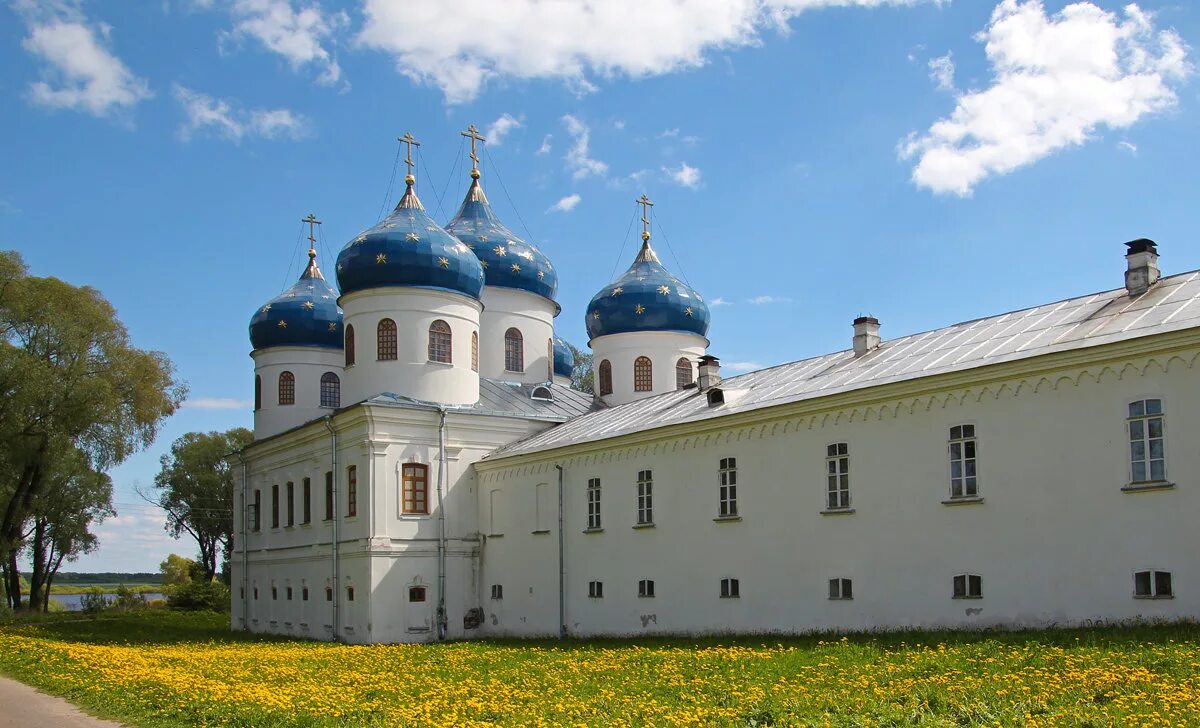 Святыни новгорода. Юрьев монастырь Великий Новгород Крестовоздвиженский храм. Юрьевский монастырь Великий Новгород. Свято-Юрьев мужской монастырь Великий Новгород. Юрьев монастырь монастырь в Новгороде.