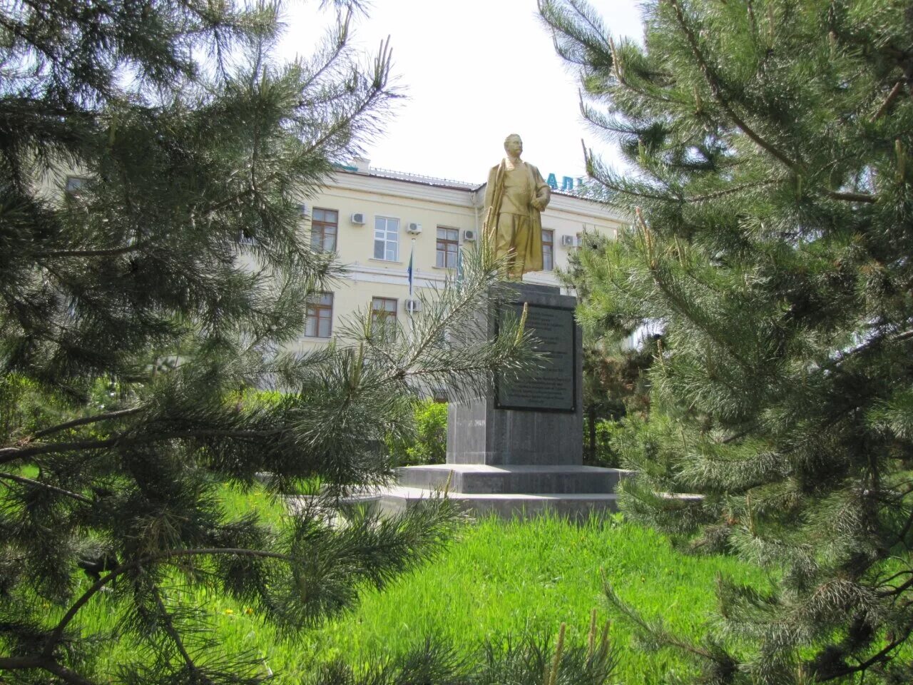 Орджоникидзе хабаровск. Памятник Серго Орджоникидзе Подольск. Памятник Серго Орджоникидзе Екатеринбург. Памятник Серго Орджоникидзе в г Орджоникидзе. Памятник Серго Орджоникидзе Екатеринбург Уралмаш.