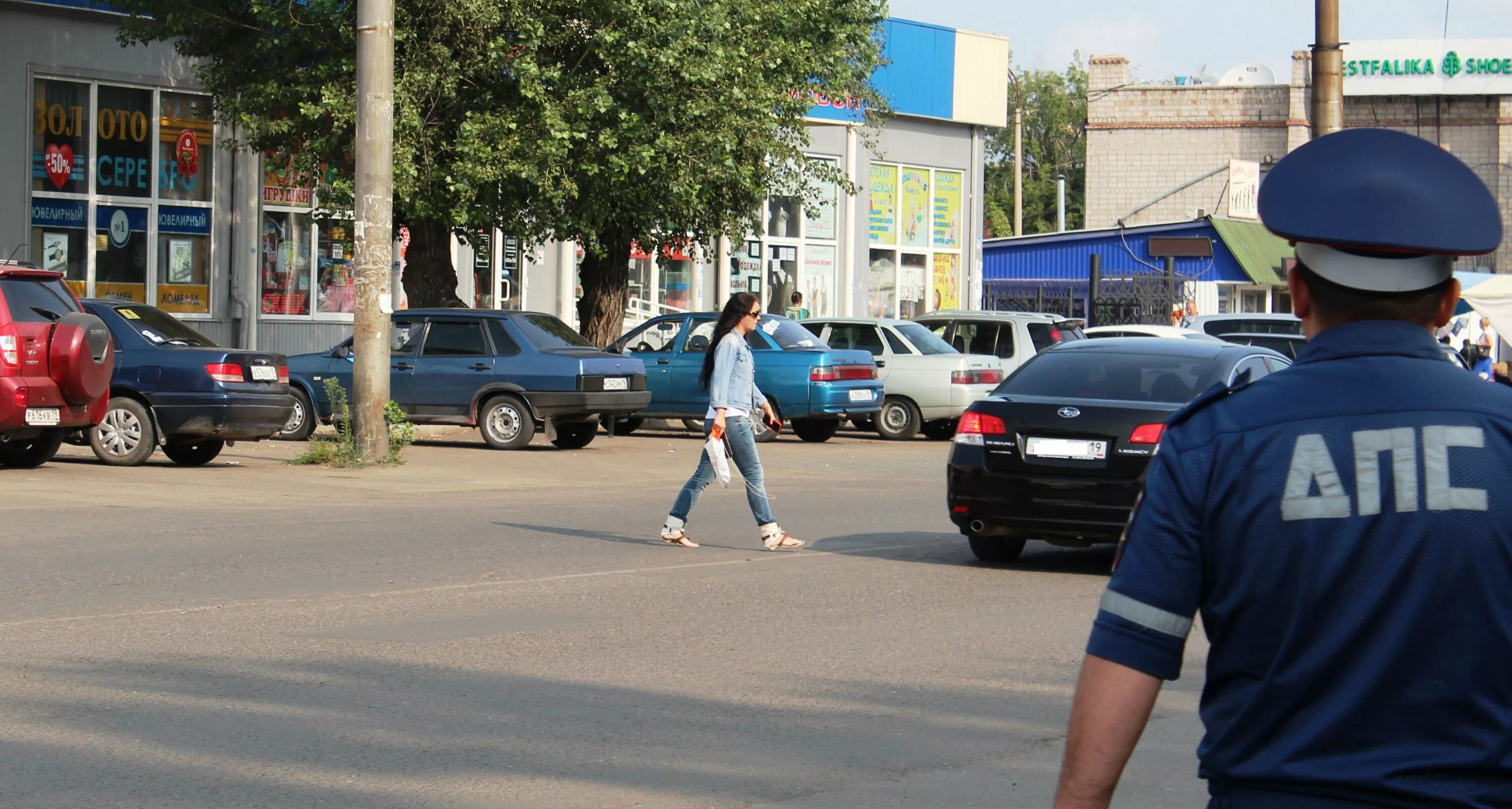 Пешеход в неположенном месте. Нарушение правил дорожного движения. Нарушение ПДД пешеходом. Переходит дорогу в неположенном месте.