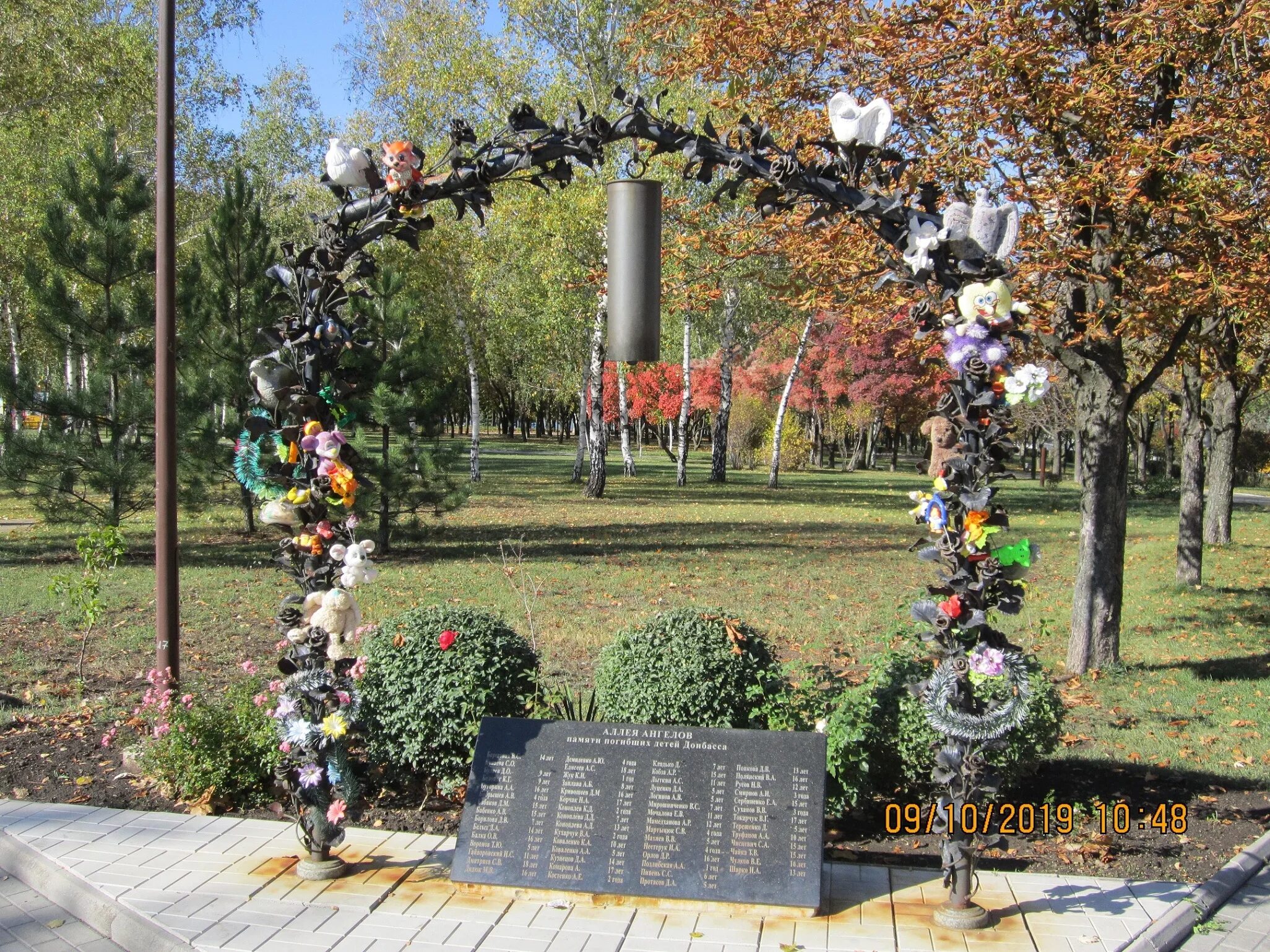 Памятник ребенку. Днр аллея ангелов донецк. Парк победы донецк аллея ангелов. Мемориал аллея ангелов на донбассе. Аллея ангелов в донецке.