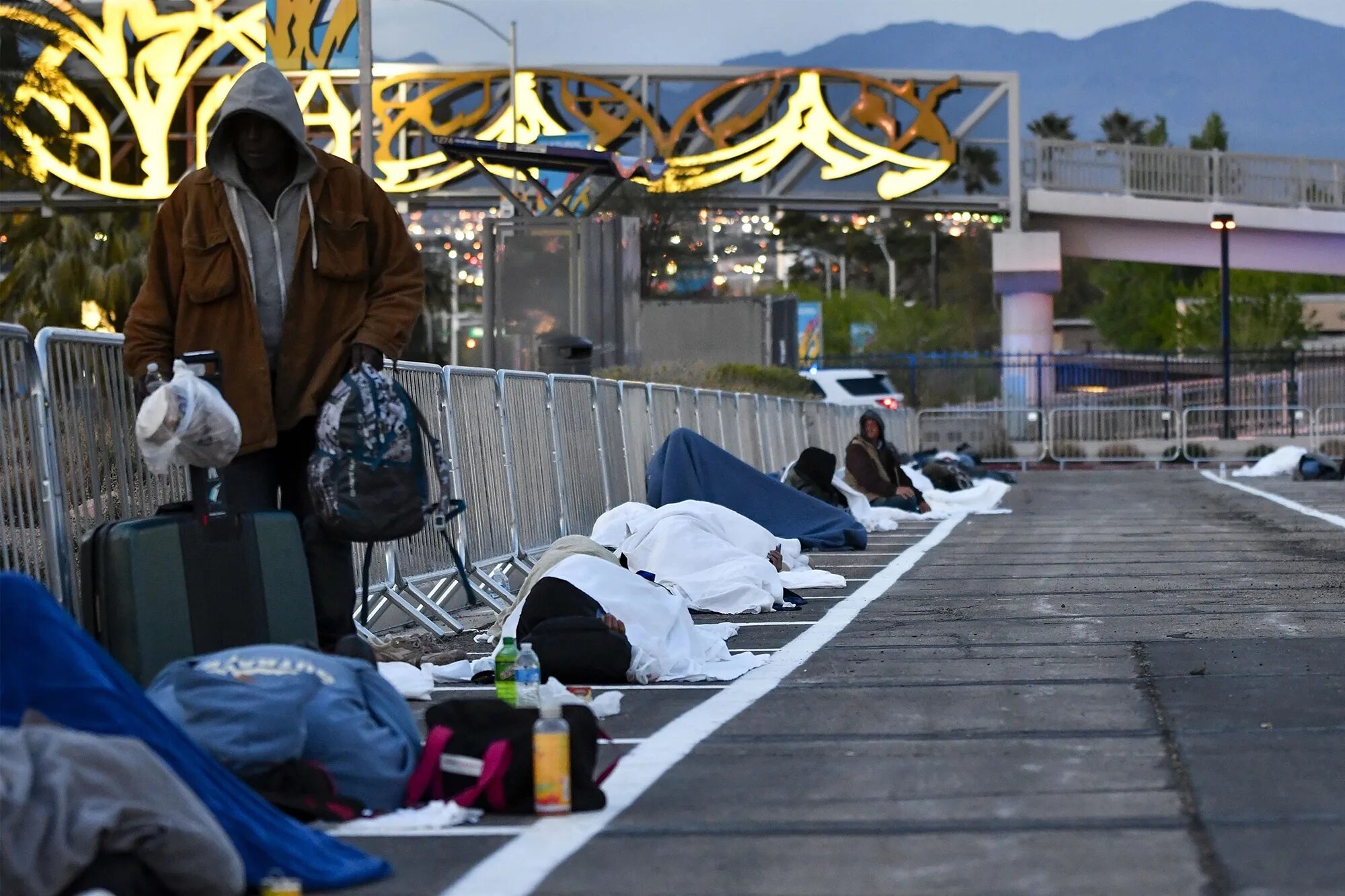 Страна бомжей. Лос Анджелес бомжи палатки. Бездомные в Лас Вегасе.