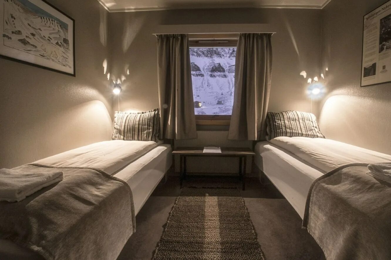 Двухместная комната. Лонгйир Норвегия отель. Фото двухместная комната. Комната уголь.