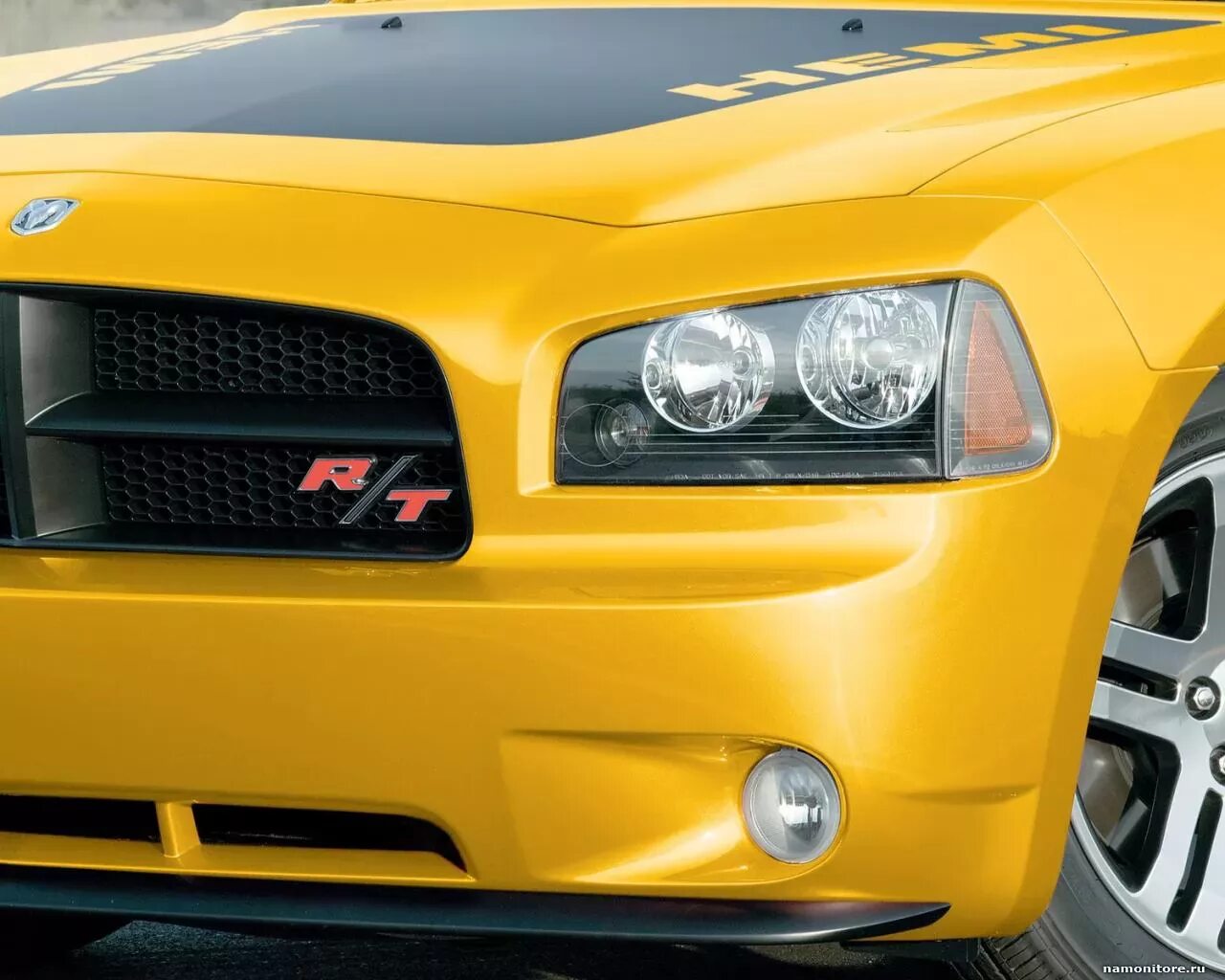 Перед автомобиля. Додж Чарджер желтый. Додж Чарджер 2006 в желтом. Додж Чаргер желтый\. Dodge Charger Daytona.