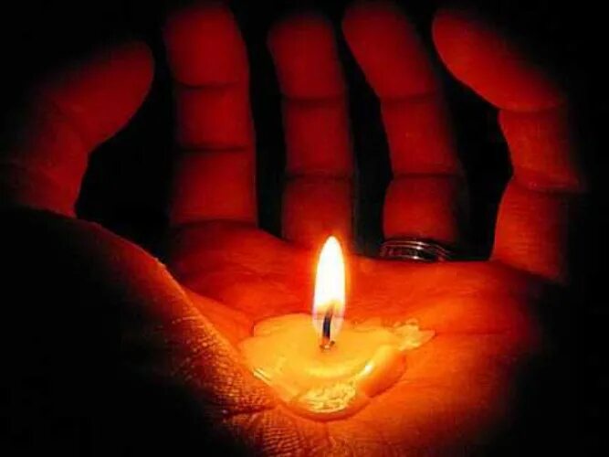 Клип свечи горят. Пока горит свеча. Свеча жизни. Свечка живём. Пока горит свеча фото.
