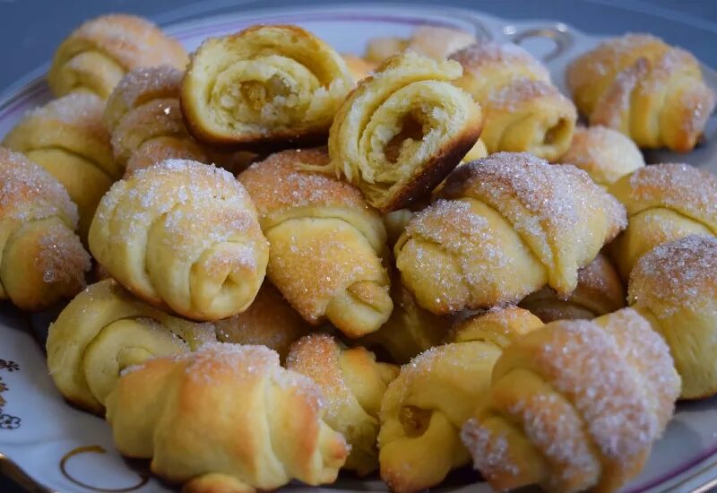 Рогалики быстро и вкусно. Печенье рогалики. песочные рогалики. рогалики с песочного теста. песочное печенье рогалики.