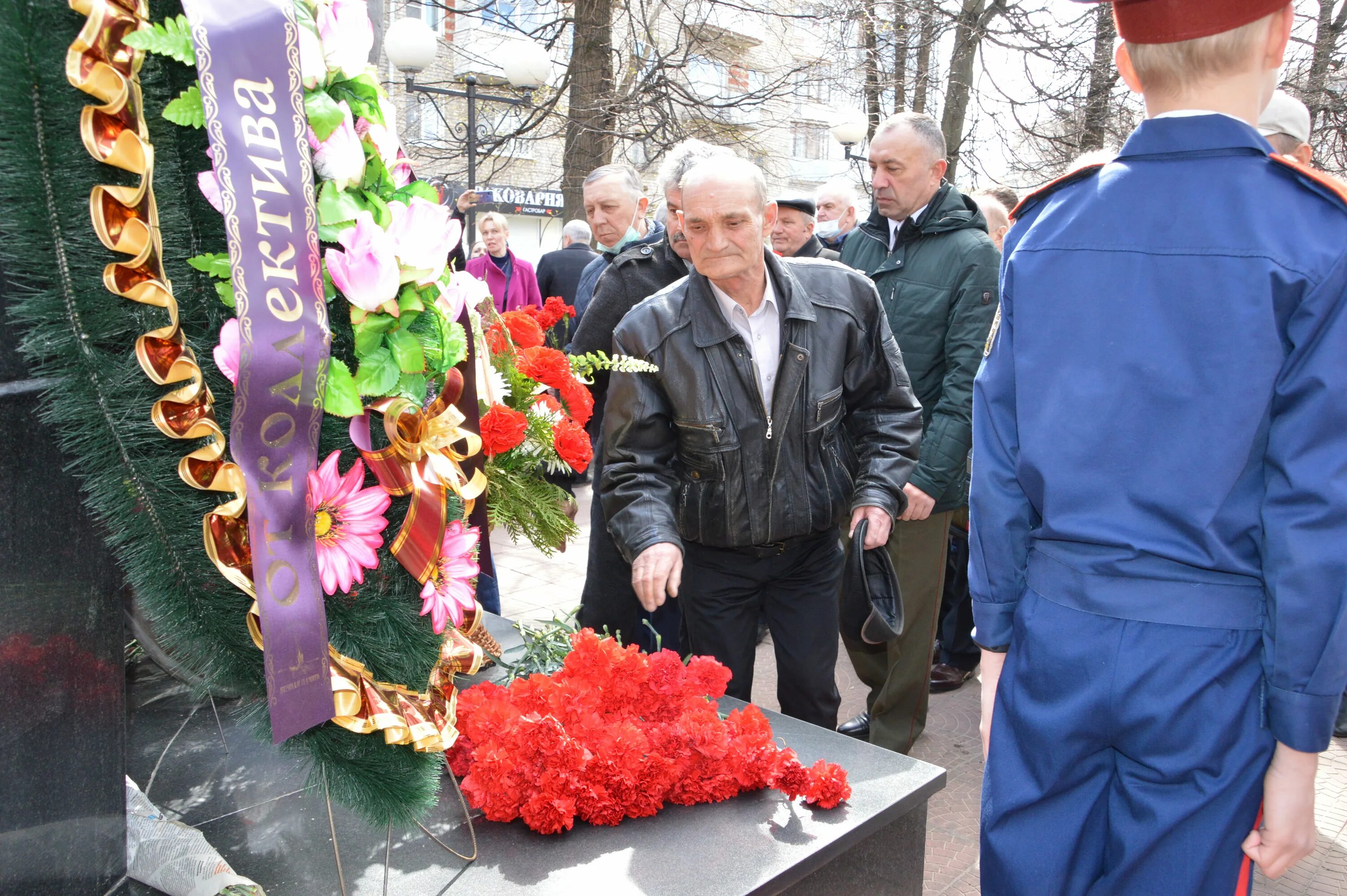 Годовщина чернобыльской аэс. Возложение цветов в годовщину Чернобыльской катастрофы. Чернобыльская катастрофа ликвидаторы. Митинг памяти Чернобыля. Герои Чернобыля.