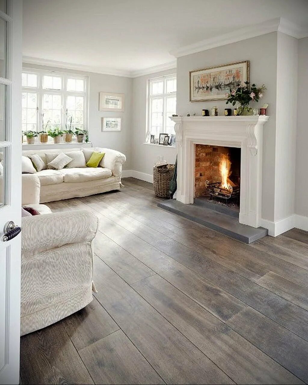 Интерьер с серыми полами. Ламинат квик степ серый цвет в интерьере. Светлые стены в интерьере. Светло серые стены. Серые полы в интерьере какие стены.