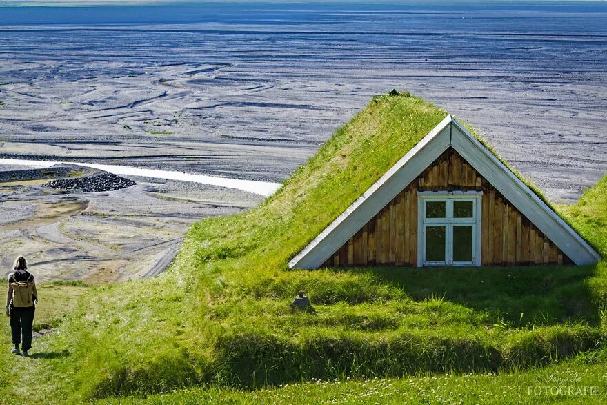 Земляная крыша. Зеленая кровля Скандинавия. ЭКОДОМ В Исландии. Зеленая кровля Норвегия. Дом из дерна Исландия.