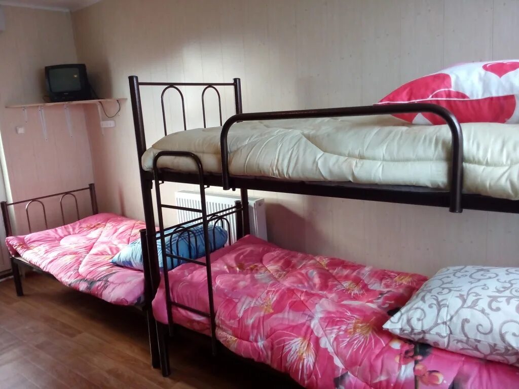 разбирающаяся комната для рабочих. вахтовиков гостиница красноярске улица морковная. общежитие дельта. снять жилье для рабочих. жилое помещение для рабочих.