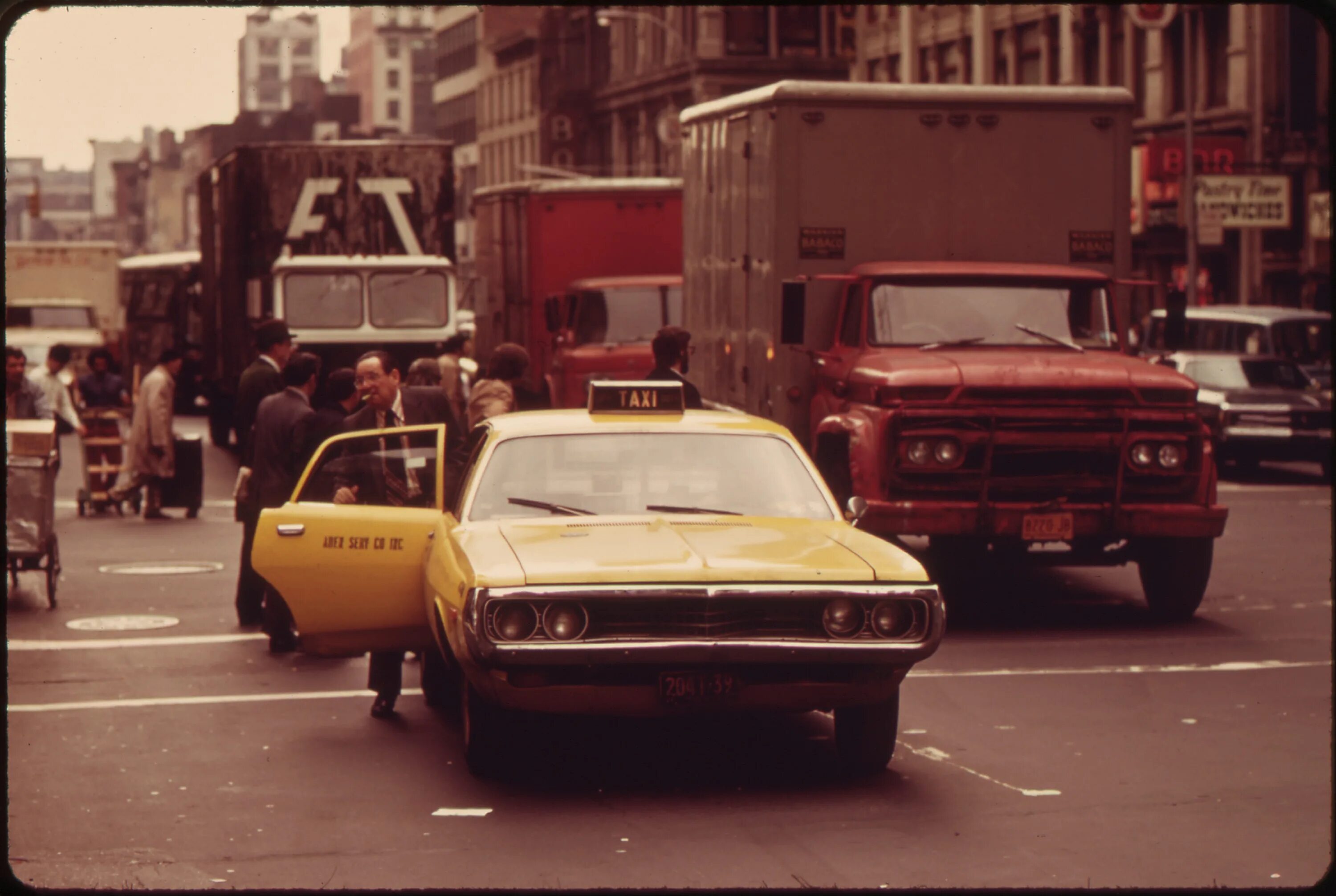 They driving to new york. Такси Нью-Йорка 1970. Нью Йорк 70е таксист. Такси в Нью Йорке 70-х. Такси машины Нью-Йорка 70е.