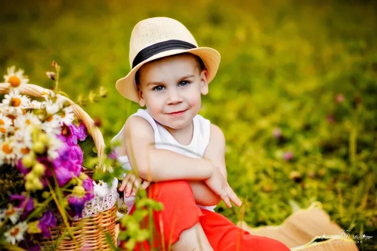 Очаровательный ребенок. Очаровательный малыш. Обаятельный ребенок. Фотопроекты на природе. Прелестный ребёнок с цветком.